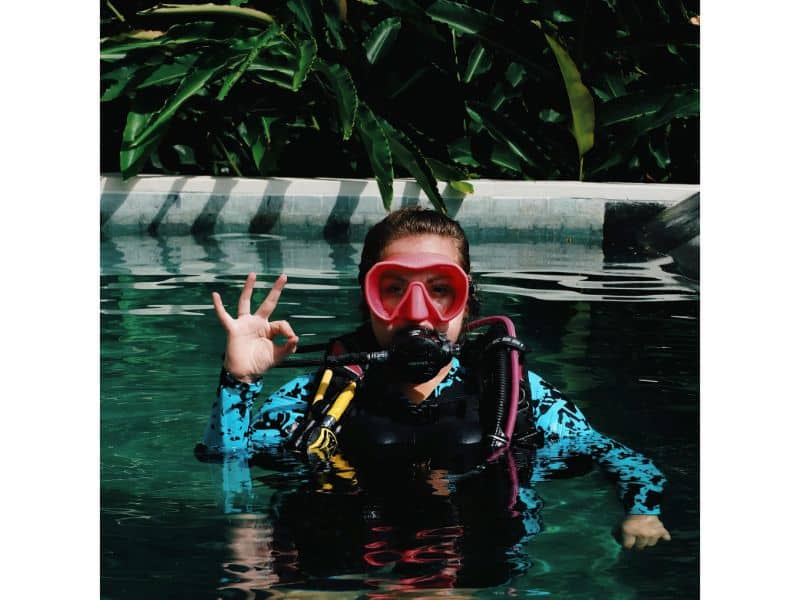 scuba hand sign OK (underwater)